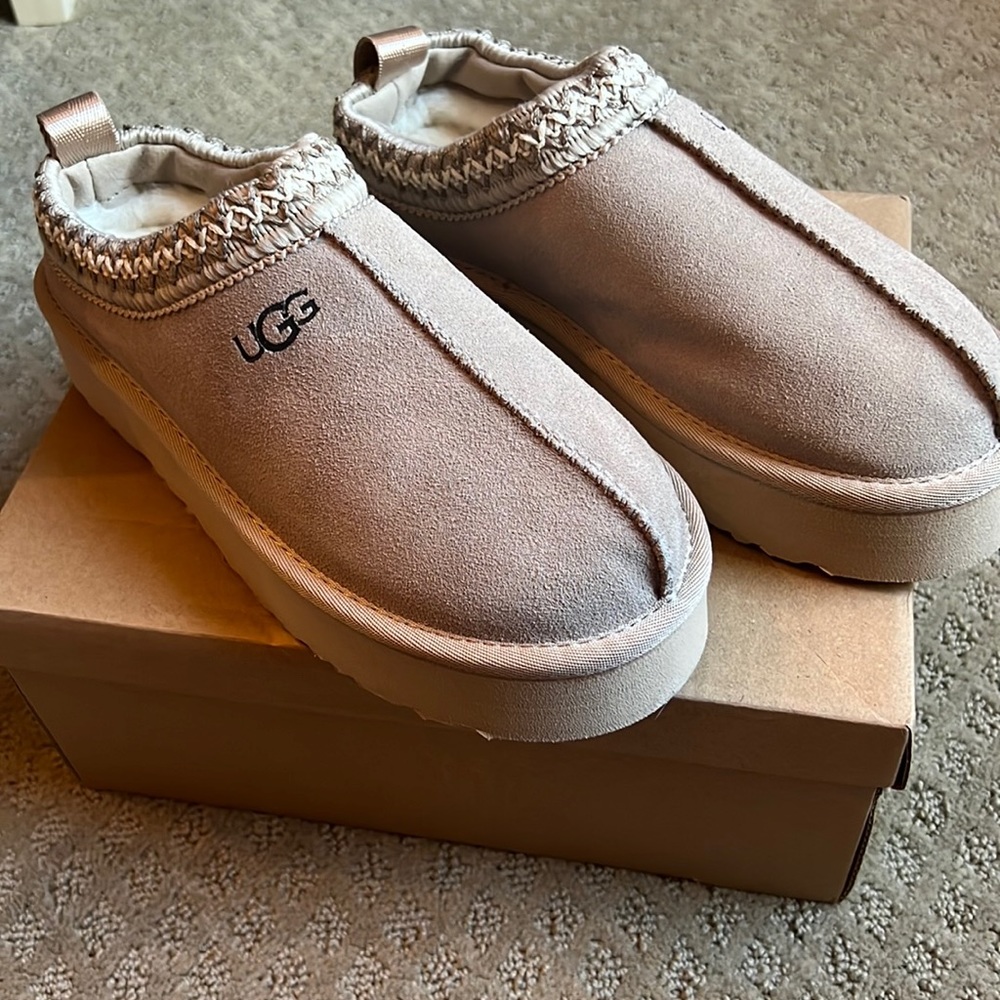 NIB Ugg Tasman Platform Mustard Seed Size 6